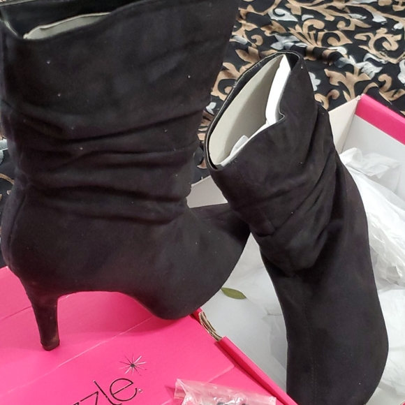 Heels - Picture 3 of 3